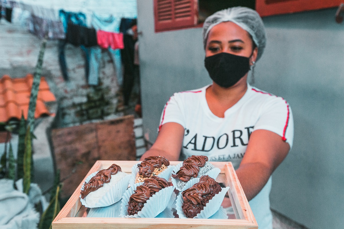 Luana Beatriz da Cunha usou dinheiro do Auxílio Emergencial para produzir doces. FOTO: Bruno Collaço/Agência AL