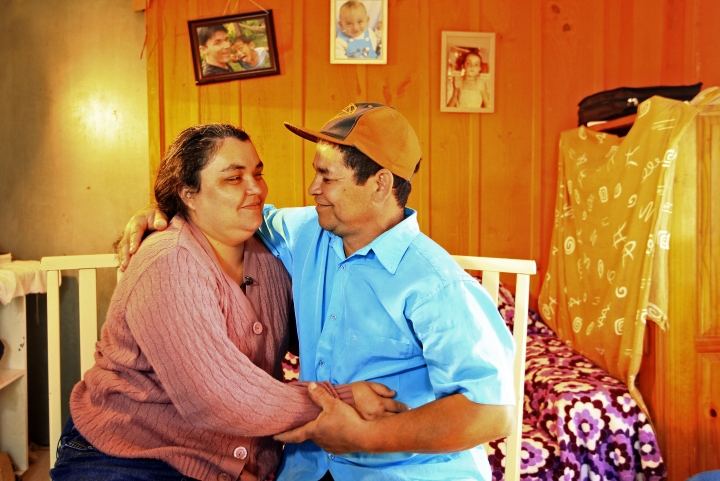 Valdemar e Raquel felizes em poder dar mais qualidade de vida para a família. FOTO: Guto Kuerten/Agência AL