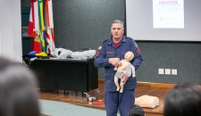 Sargento bombeiro Militar Douglas Coelho da Silva, que ministrou palestra sobre primeiros socorros.