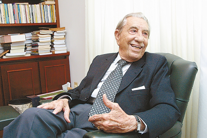 O ex-governador Ivo Silveira, aos 88 anos, em uma de suas últimas entrevistas, concedida no final de 2006. FOTO: Eduardo Guedes de Oliveira/Arquivo