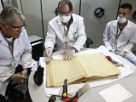 Restauração de documentos históricos é feita por servidores do Centro de Memória