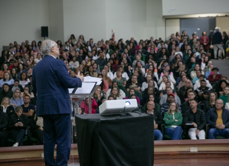 Deputado Dr Vicente fala o público em Tijucas