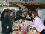 Alunos do Esag Sênior praticam empreendedorismo e solidariedade em feira