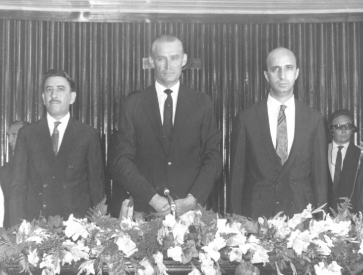 Posse de Ivo Silveira (e) como governador; no centro, o presidente da Alesc, Lecian Slovinski, e à direita, o vice-governador Francisco Dall'Igna