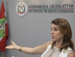 Brasileira busca reeleição como deputada no parlamento italiano