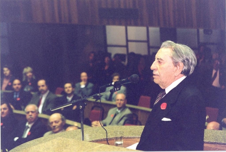 Ivo Silveira, durante sessão especial realizada na Alesc em comemoração aos seus 80 anos, em 1998. FOTO: Arquivo/Alesc