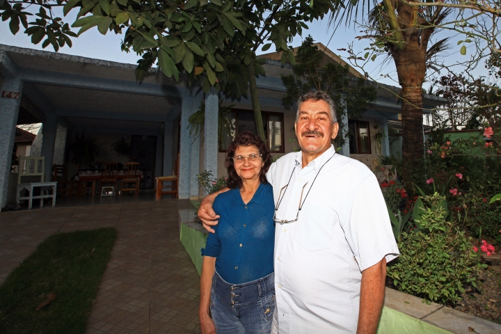 Genésio e a esposa Rosa, casados há 46 anos, encontraram em Guaramirim a oportunidade de construir um futuro juntos. FOTO: Guto Kuerten/Agência AL