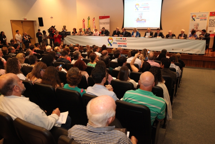 Comissão de Saúde realizou seminário estadual sobre a fosfoetanolamina e acompanha as pesquisas sobre a pílula em Santa Catarina