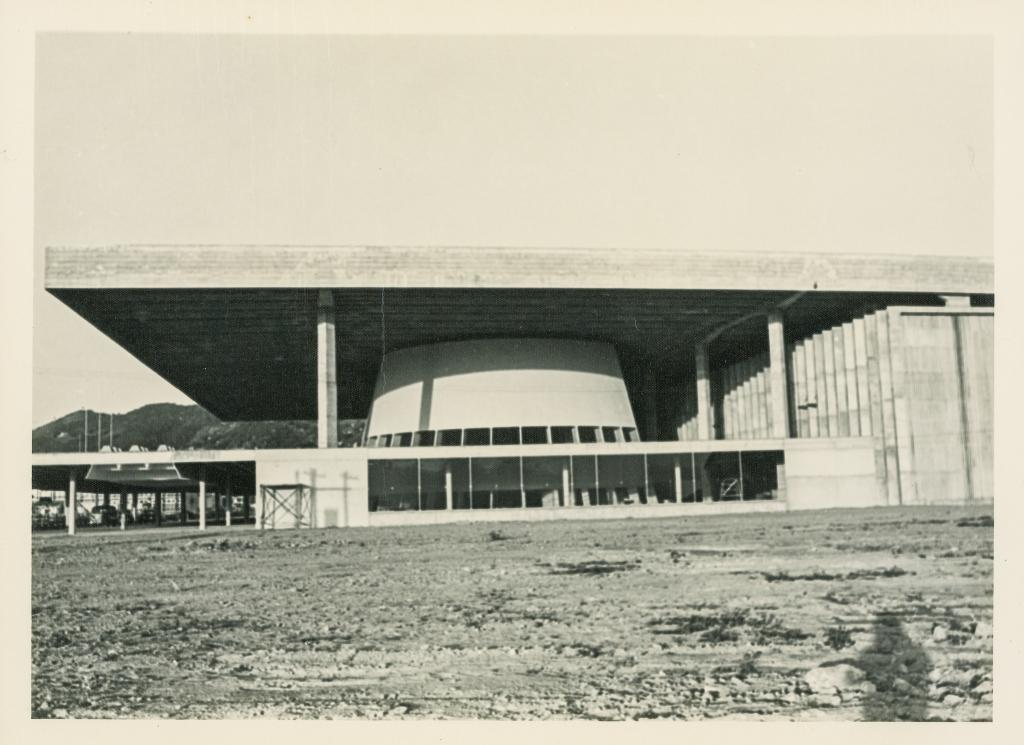 Imagem do ano de 1970 do recém construído Palácio Barriga Verde, principal sede da Assembleia Legislativa de Santa Catarina. A foto mostra a parte de trás do prédio erguido no aterro da Baía Sul, perto do bairro Prainha, em Florianópolis.