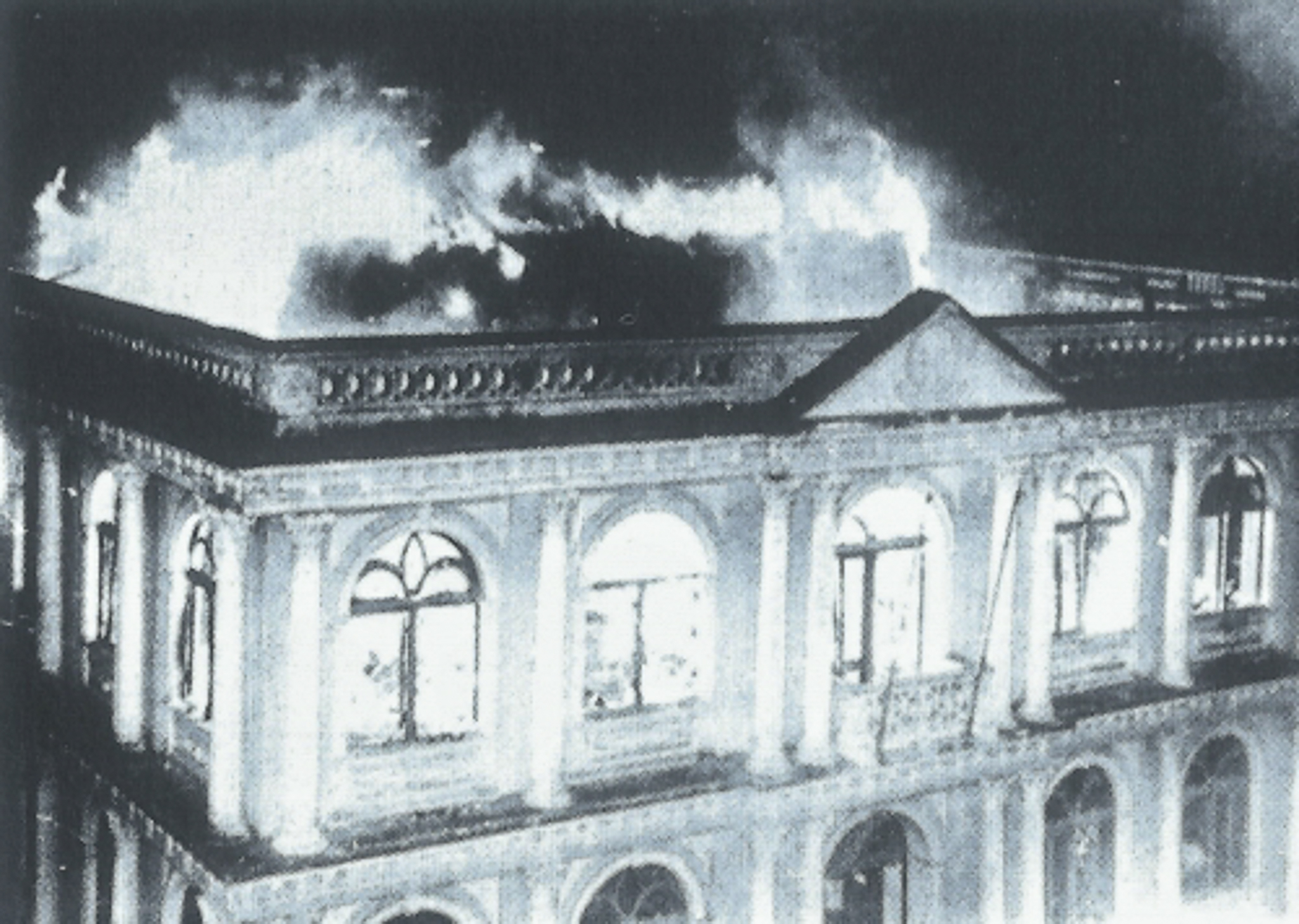 Incêndio do Palácio do Congresso, antiga sede da Assembleia, ocorrido em 17 de maio de 1956. O prédio havia sido inaugurado em 1910, durante o governo de Gustavo Richard. Sua construção pôs fim a um problema que perseguia o Parlamento desde sua criação, em 1834: a falta de uma sede própria. Com o incêndio, o Legislativo ficou provisoriamente instalado no quartel da Polícia Militar situado no centro de Florianópolis por mais de 14 anos, até dezembro de 1970, quando foi inaugurado o Palácio Barriga Verde, atual sede.