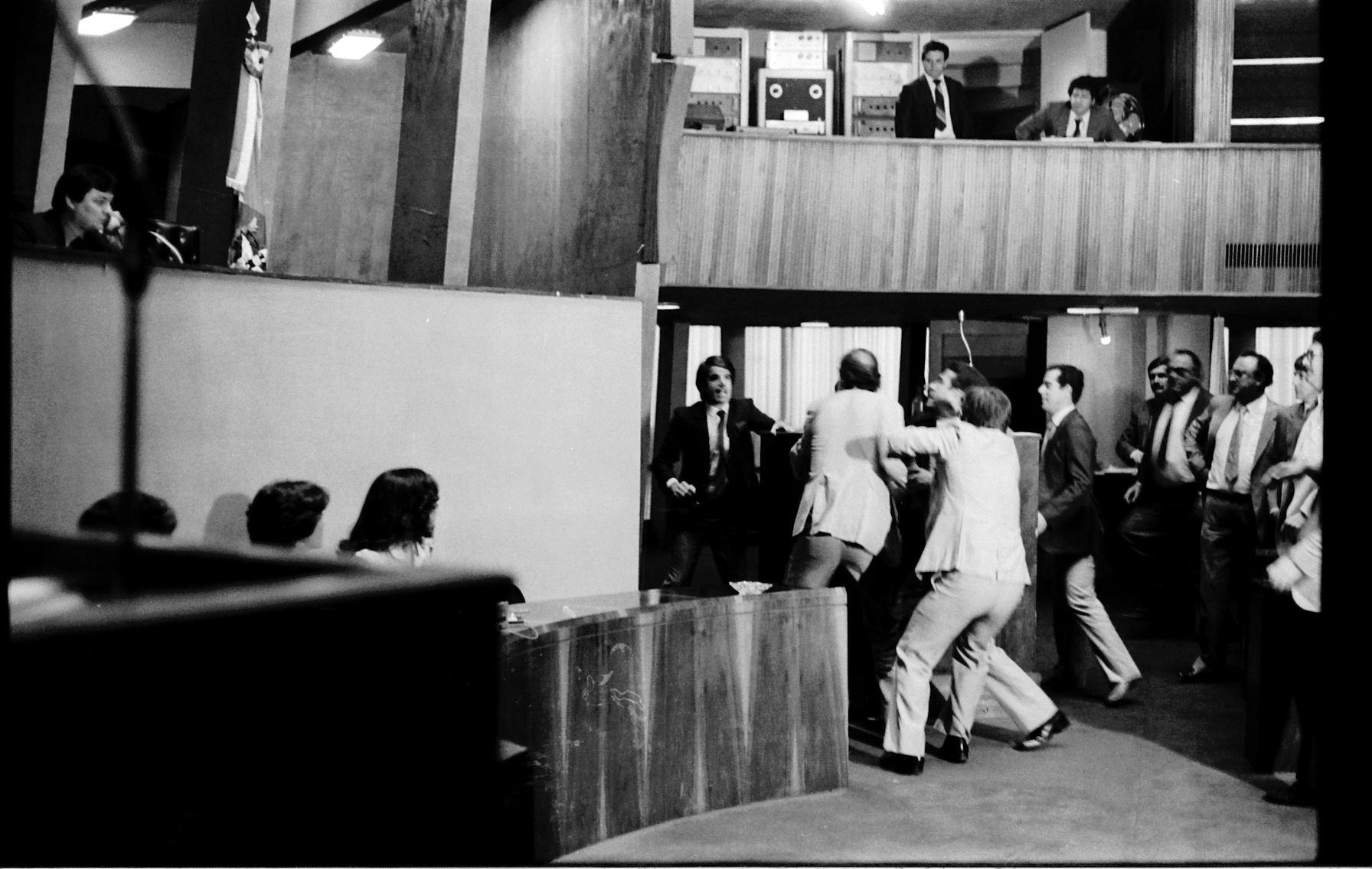 Imagem do Plenário da Alesc em 1983; por vezes os deputados chegavam às vias de fato, mas, ao final, prevalecia o diálogo