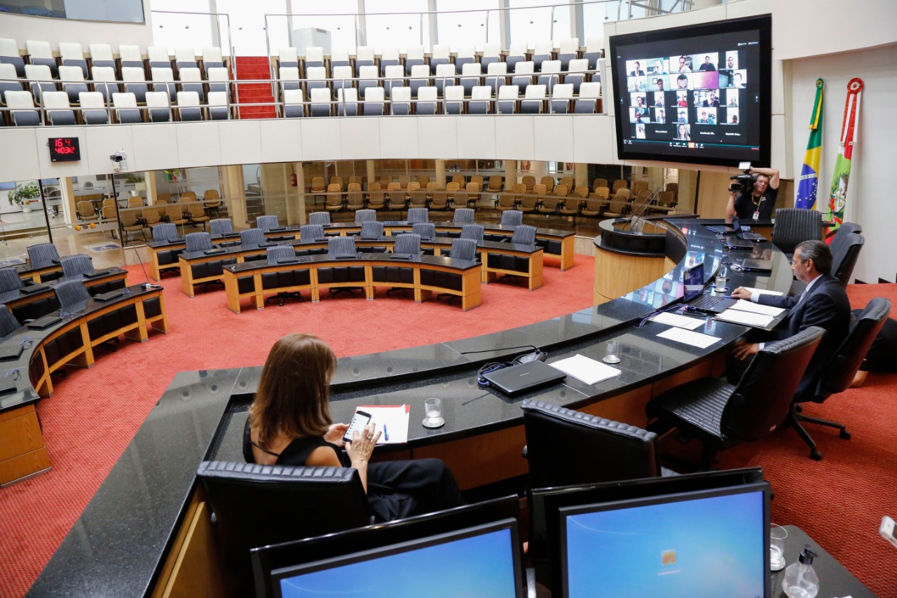 Imagem da segunda sessão virtual da história do Parlamento catarinense, em 24 de março de 2020. Por causa das restrições impostas pela pandemia da Covid-19, pela primeira vez, os deputados passaram a se reunir de forma remota, por meio de videoconferência