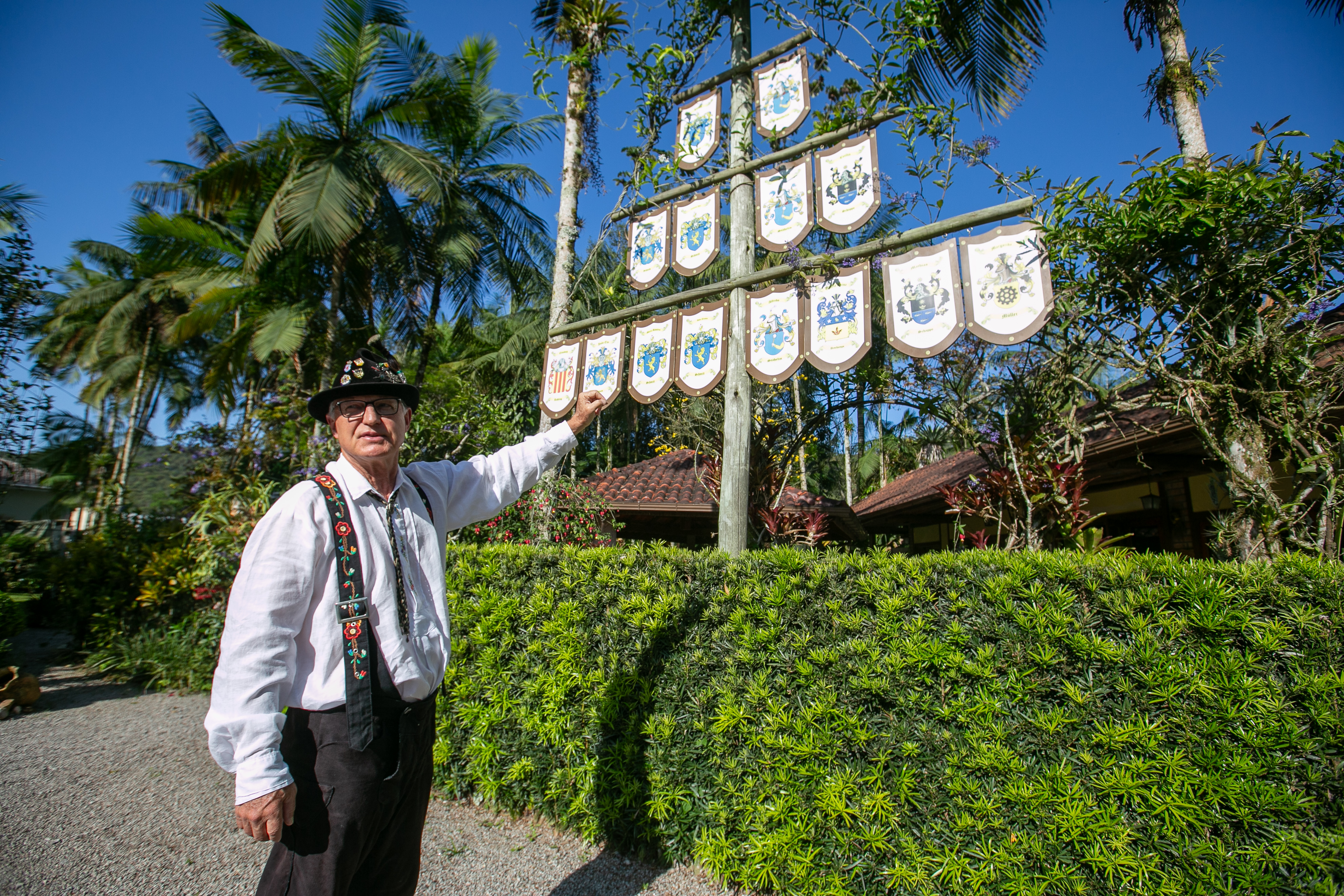 Roberto Stähelin e Maibaum de São Pedro de Alcântara. Foto: Rodolfo Espínola / Agência AL