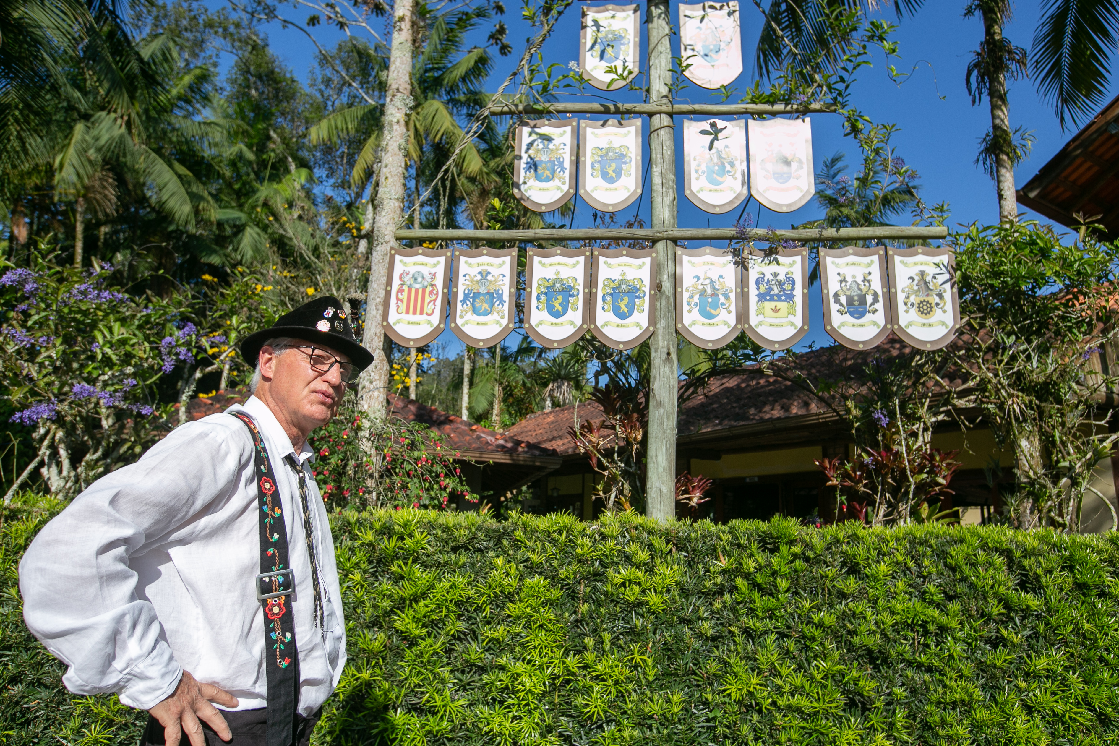 Roberto Stähelin e a Maibaum da sua família. Foto: Rodolfo Espínola / Agência AL