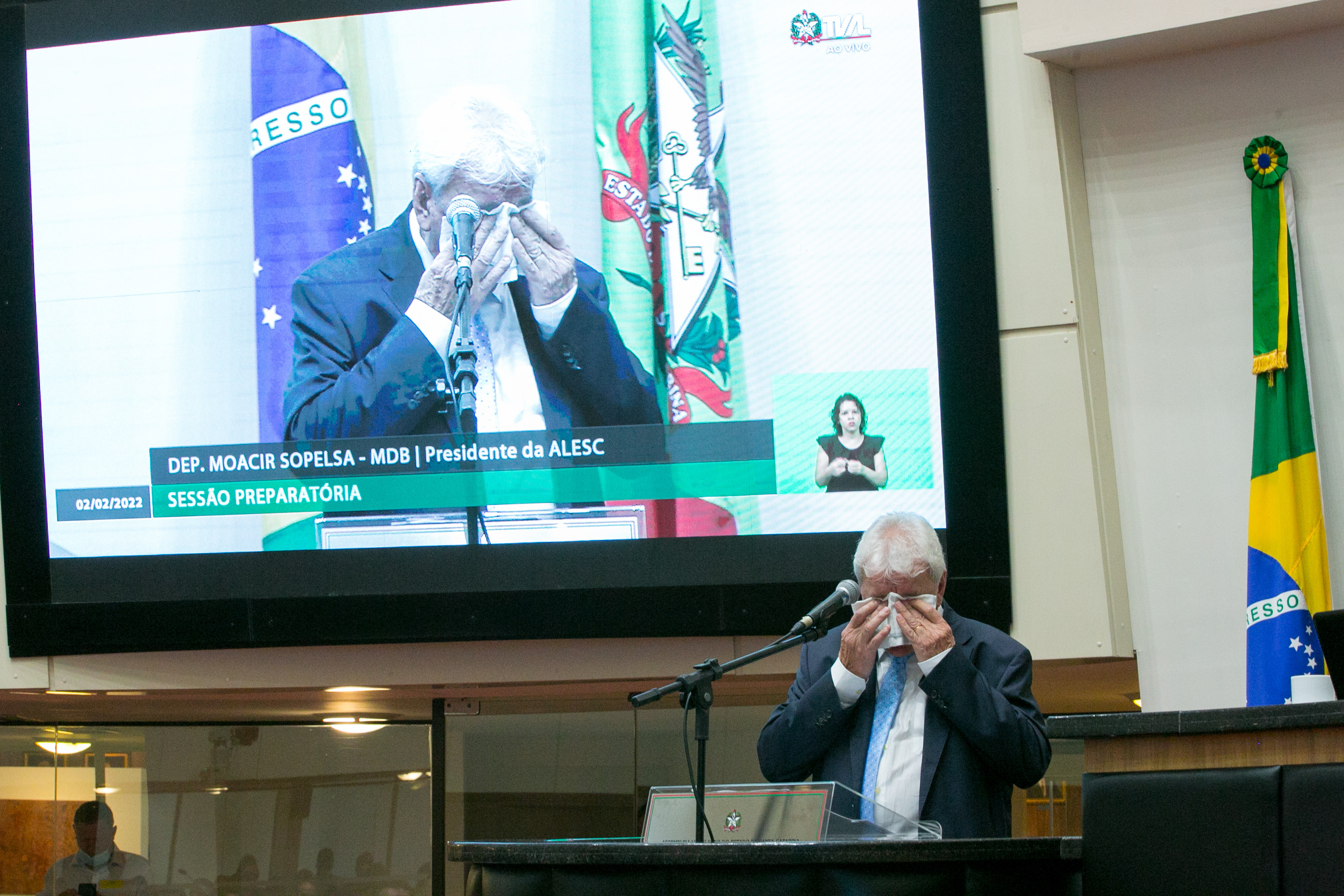 Deputado Moacir Sopelsa se emociona durante o discurso de posse. FOTO