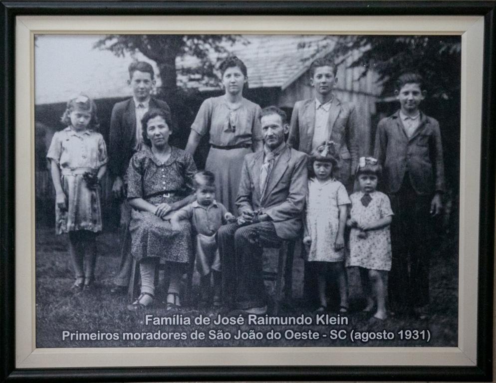 Quadro no museu municipal mostra imagem de família de pioneiros de São João do Oeste. FOTO: Rodolfo Espínola / Agência AL