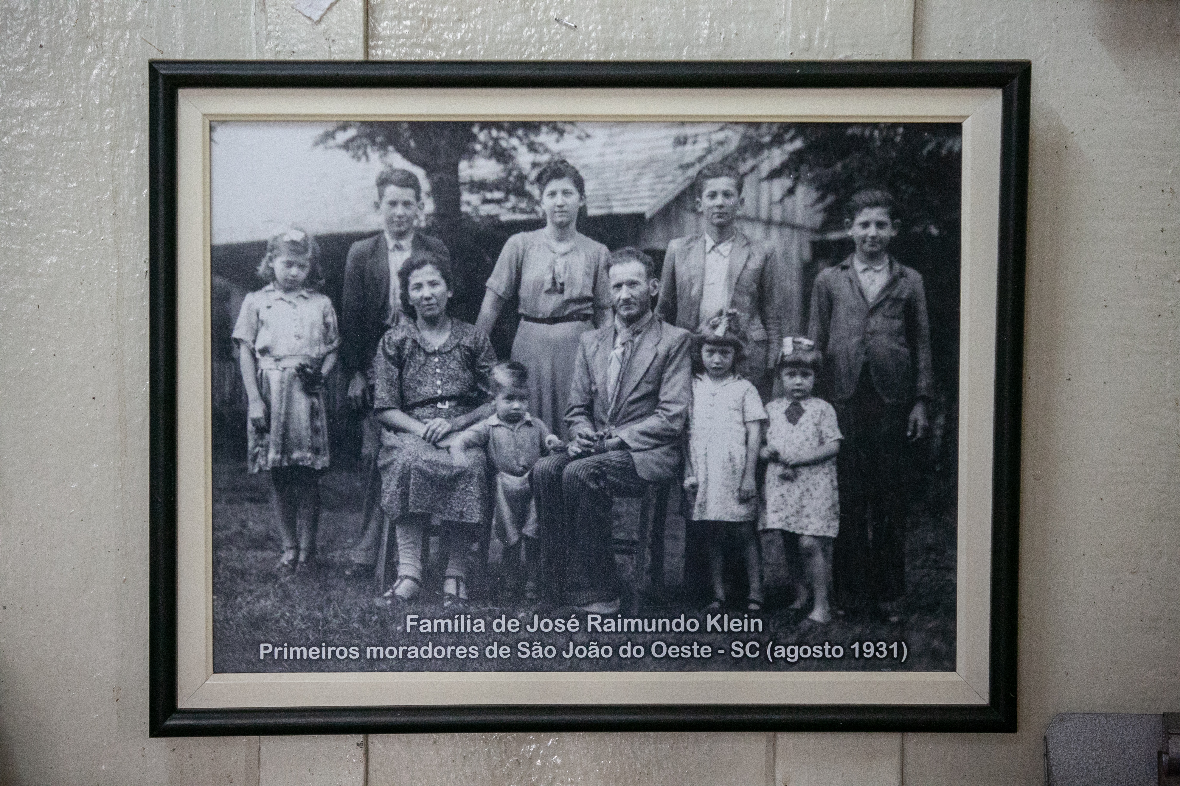 Quadro no museu municipal mostra imagem de família de pioneiros de São João do Oeste. FOTO: Rodolfo Espínola / Agência AL