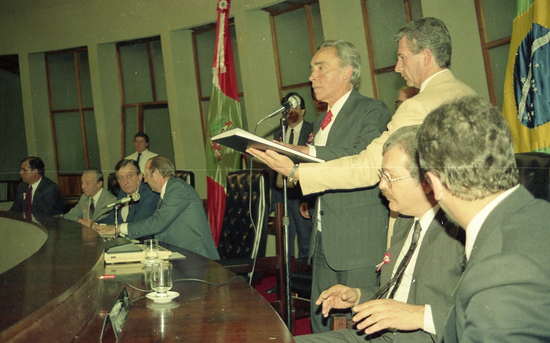 O então governador Pedro Ivo Campos presta juramento à nova Constituição, durante a sessão de promulgação, em 5 de outubro de 1989. FOTO: Arquivo Alesc