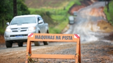 Rodovia Municipal que liga ao distrito de Fragosos está em pavimentação com recursos assegurados pelo Estado