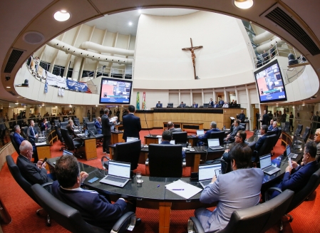 Plenário da Assembleia Legislativa, na tarde desta quarta-feira (16), durante a votação dos projetos