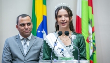 Princesa da feira, Ana Júlia Vivian, e o prefeito de Seara, Gilberto de Moraes Gonçalves