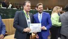 Deputado Rodrigo Minotto é condecorado com a Medalha do Mérito Legislativo