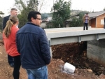 Deputado vistoria ponte montada em duas horas