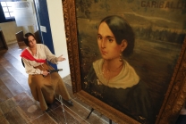 Atriz Lize Souza, de Laguna, caracterizada como Anita Garibaldi no Museu Casa de Anita