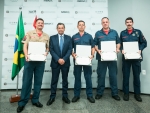 Bombeiros que atuaram no socorro às vítimas das enchentes no RS são homenageados