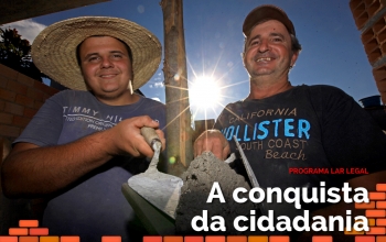 Valdemir, o pai, constrói com o filho Wendell a casa da família no bairro Vila Amizade. FOTO: Guto Kuerten/Agência AL