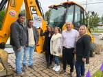 Paulinha faz entrega de retroescavadeira para Presidente Nereu