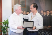 Deputado Moacir Sopelsa entrega homenagem ao Dr. Marcelo Coltro