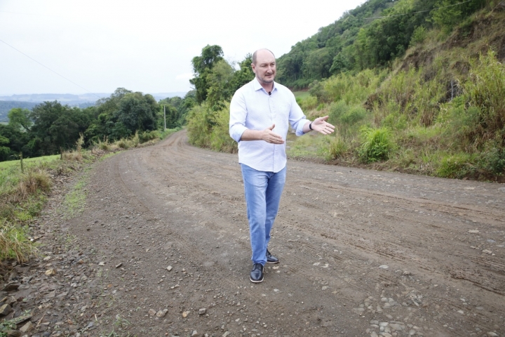 Deputado mostra a estrada que será pavimentada: ligação entre Iraceminha, Cunha Porã e Cunhataí