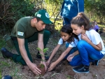 Protetores ambientais educam crianças em parque florestal na Capital