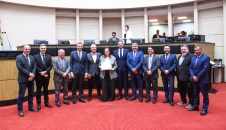 Diretores da empresa e deputados, durante a homenagem, na manhã desta quinta (17)