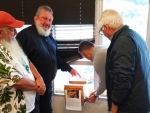 Padre Pedro instala colônia de abelhas em seu gabinete na Alesc
