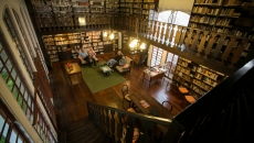 Biblioteca Prof. Osni Régis, com mais de 15 livros, e que está aberta ao público na Capital