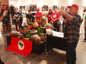 Vilson Santin, coordenador do MST em SC, fala sobre a riqueza que os agricultores familiares assentados geram ao produzir comida FOTO: Adauri Antunes