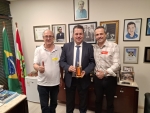 Minotto recebe prefeito e vereador de Orleans no gabinete