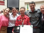 Eskudlark homenageia bombeiro voluntário com a Comenda do Legislativo