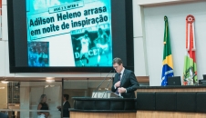 Deputado Volnei Weber discursa na tribuna da Alesc.