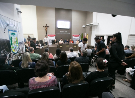 O debate aconteceu na Câmara de Vereadores de Joaçaba. Foto: Rodrigo Correa.