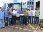 Com apoio de Dr. Vicente, Guaramirim recebe novo trator agrícola