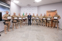 Moção de Aplauso - Deputado Sargento Lima entrega homenagem a Policiais Militares