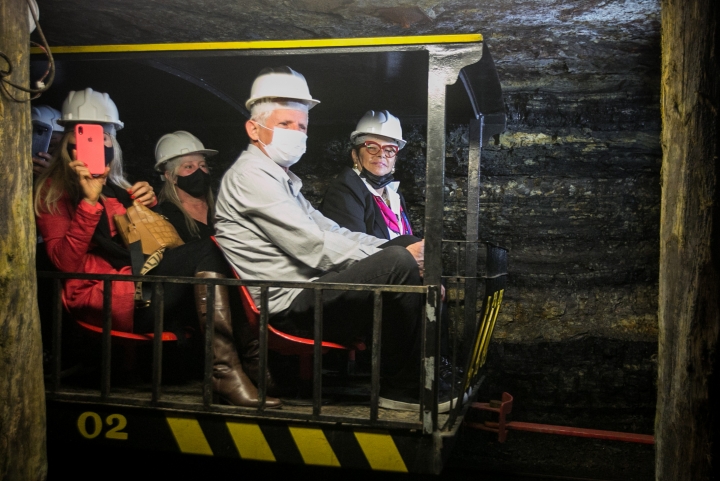 Deputada Ada percorre a mina de carvão Octávio Fontana, que funcionou para exploração do minério e hoje está aberta à visitação