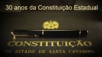 Publicação original da Constituição do Estado de Santa Catarina e a caneta utilizada pelos parlamentares que a assinaram, em 5 de outubro de 1989