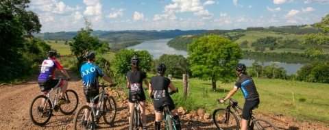 Ciclistas observam um dos atrativos da rota, o rio Uruguai, que separa Santa Catarina do Rio Grande do Sul