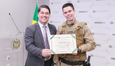 O deputado Émerson Stein e o policial Gabriel Klafke, durante a entrega da moção