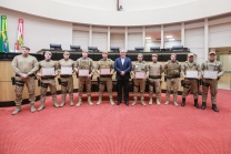 Moção de Aplauso - Deputado Sargento Lima entrega homenagem a Policiais Militares