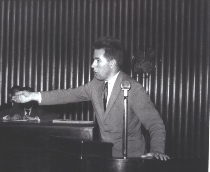 O então deputado estadual Paulo Stuart Wright discursa na tribuna da Alesc, nos anos 1960; desaparecido na época do Regime Militar, ela dá nome ao Plenarinho do Parlamento catarinense